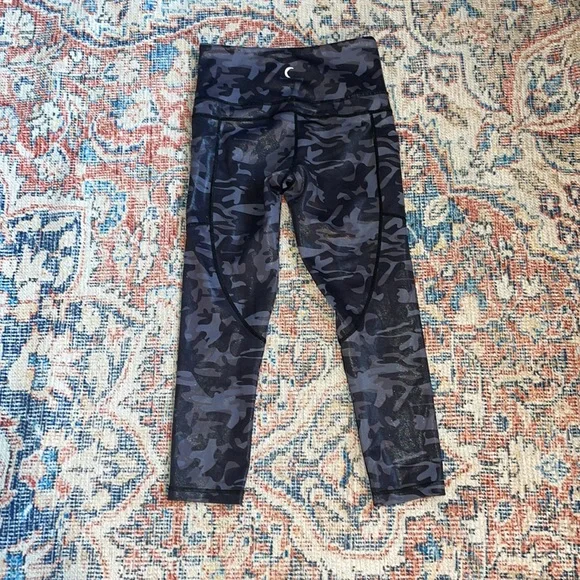 Zyia Black Camo Metallic Pocket Light N Tight High Rise Capri Leggings SZ 2 EUC - Picture 4 of 5